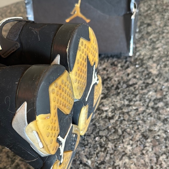 Jordan Black and Gold High-Top Sneakers 7Y - Picture 8 of 12